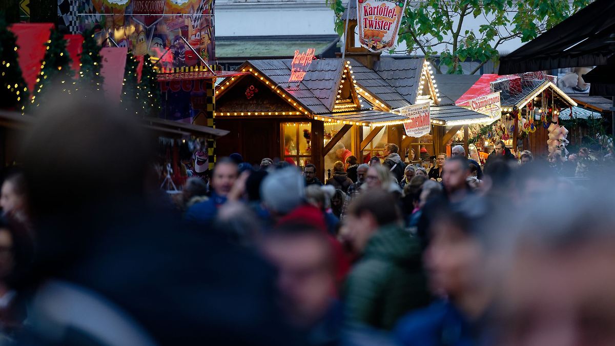 Nordrhein-Westfalen: Frühstarter-Weihnachtsmarkt in Essen: Glühwein im November