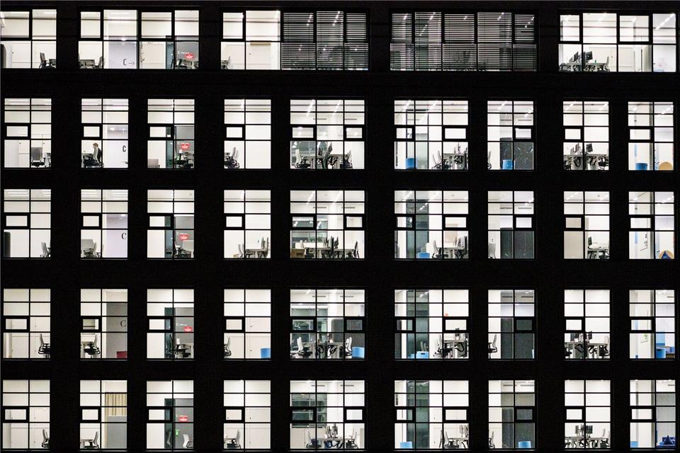 Homeoffice ist weit verbreitet, viele Büros stehen leer - zugleich sind moderne Flächen gefragt. (Archivbild)Andreas Arnold/dpa