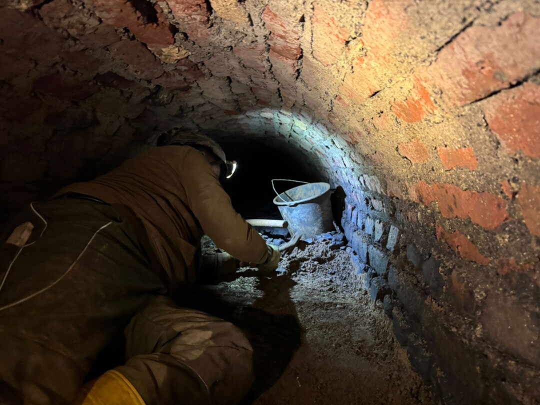 Die Arbeiten am Regenwasser- und Bachkanal werden unterirdisch durchgeführt wie hier im gemauerten Profil des Bendahler Bachs. Foto: Stefan Voigt