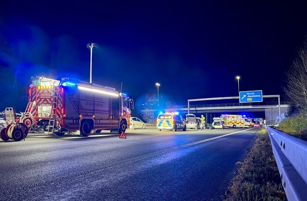FW-NE: Verkehrsunfall auf der A57 Höhe Neuss-Reuschenberg | Vier verletzte Personen