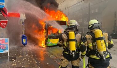 FW-E: Linienbus brennt vollständig aus - Flammen drohten auf Wohnhaus überzugreifen