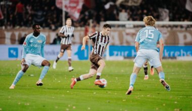 Arkadiusz Pyrka mit Ball am Fuß, links und rechts von ihm sind Spieler von Union Berlin zu sehen.