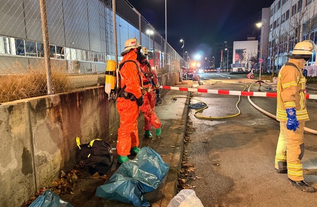 FW LK Esslingen: Gefahrgutunfall in Leinfelden-Echterdingen löst Feuerwehreinsatz aus.