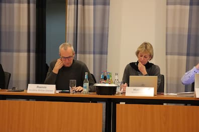 Christian Ramm (Grüne, l.), Vorsitzender des Umweltausschusses, und Martina Hansen, büroleitende Beamtin der Stadt Schwentinental, bei der Vorstellung des fertiggestellten Konzepts im Umweltausschuss der Stadt.