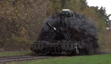 "Behelfsmäßig, aber wirksam": Neuer russischer "Monster-Panzer" taucht in Ukraine auf