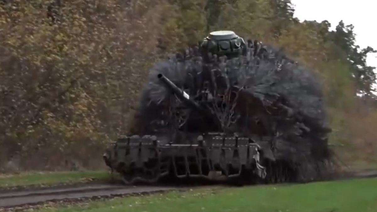 "Behelfsmäßig, aber wirksam": Neuer russischer "Monster-Panzer" taucht in Ukraine auf