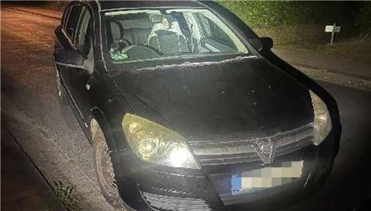 In dem schwarzen Vauxhall Astra wollte der Unbekannte die abmontierten Kupferrohre abtransportieren.