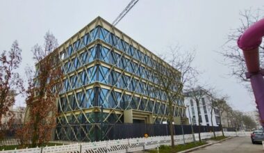 Indonesische Botschaft mit markanten wellenförmigen Fassadenstrukturen