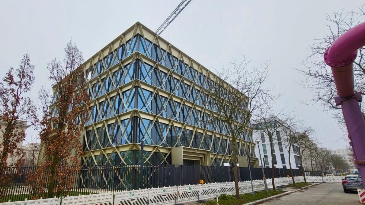 Indonesische Botschaft mit markanten wellenförmigen Fassadenstrukturen