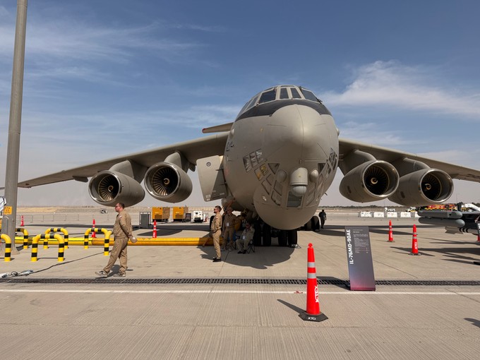 Die russische Industrie ist mit der Ilyushin Il-96 präsent.