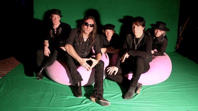 Velvet Attack mit Sänger Volker "Kono" Konopatzki (2. v. r.) am Mikrofon statt am Lenker seines Taxis. Die Band präsentiert im Waldmeister eine dichte Mischung aus Psychedelia, Fuzz, Folkrock und Indie.