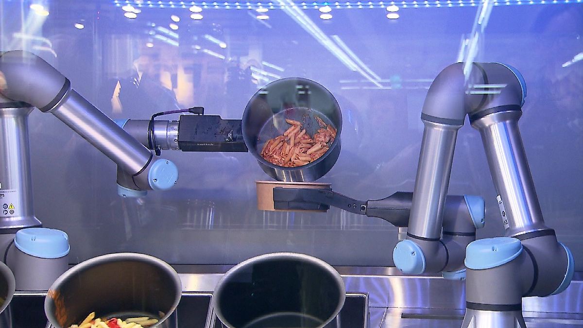 Warme Gerichte in wenigen Minuten: KI-Roboter kocht für Supermarkt-Kunden in Düsseldorf