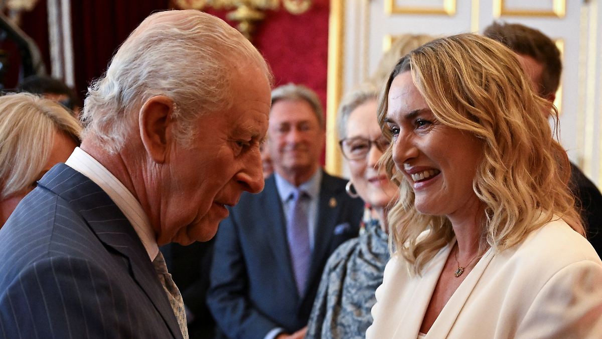 Erstes Treffen mit König Charles: Kate Winslet hatte Panik: "Nippel! Nippel! Nippel!"