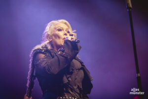 Die 80er-Jahre-Ikone Kim Wilde begeisterte am Freitag das Publikum im ausverkauften JOVEL mit einer musikalischen Zeitreise. (Foto: Claudia Feldmann)
