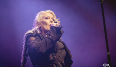 Die 80er-Jahre-Ikone Kim Wilde begeisterte am Freitag das Publikum im ausverkauften JOVEL mit einer musikalischen Zeitreise. (Foto: Claudia Feldmann)