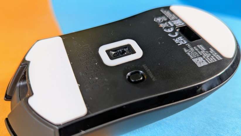 Die LED der optischen Maus scheint typischerweise in regulärem Rot oder Infrarot auf die Oberfläche.