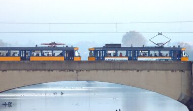 Noch immer im Einsatz - der "alte" ÖPNV der LVB auf der Zeppelinbrücke übers Elsterbecken. Foto: Michael Freitag
