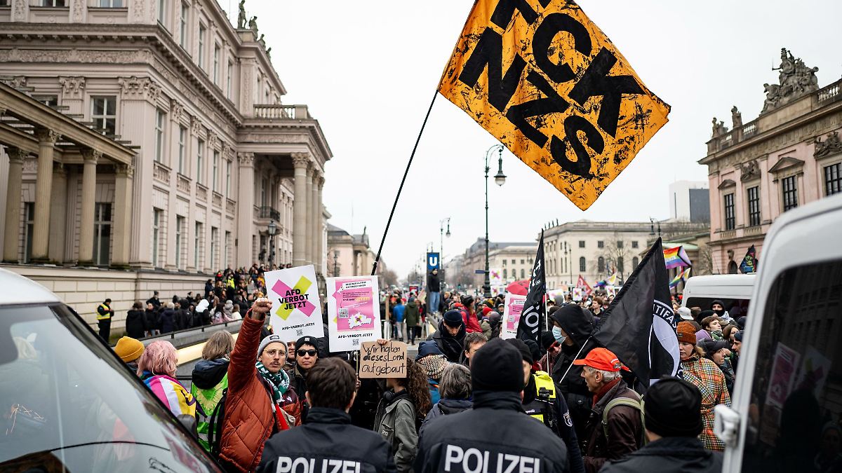 Berlin & Brandenburg: Großer Gegenprotest während rechtsextremer Demo in Berlin
