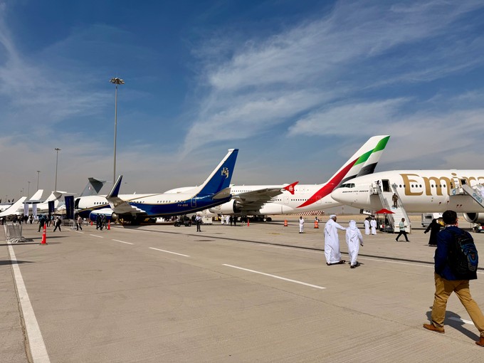 Die Dubai Airshow weist auch 2025 einen großen Außenbereich mit ausgestellten Flugzeugen auf.