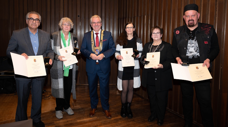 Drei Ehrenringe und zwei Ehrenspangen verliehen