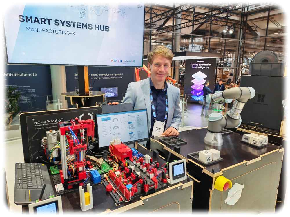 Smart-Systems-Hub-Chef Michael Kaiser führt auf der die "Hub disrupt" sein rollendes Testbed für ManufacturingX vor. Foto: Heiko Weckbrodt