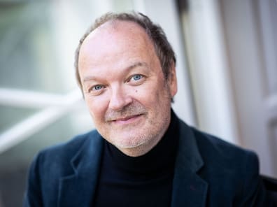 Jens Wawrczeck bittet am 12. März 2026 beim Krimi Festival Kiel zur Lesung.