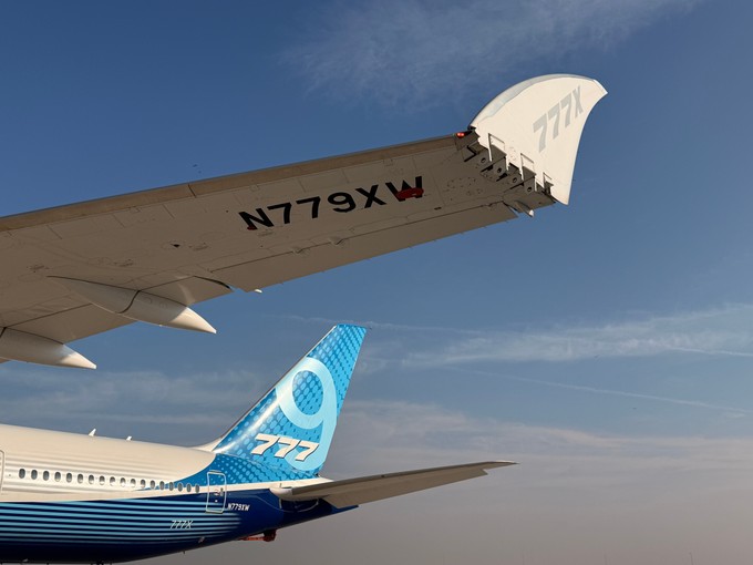 ... und zeigt unter anderem den Klappmechanismus an den Flügelspitzen.