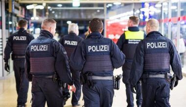 Polizisten stellen diverse Waffen sicher
