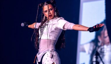 Nina Chuba machte sich auf der Bühne in die Hose