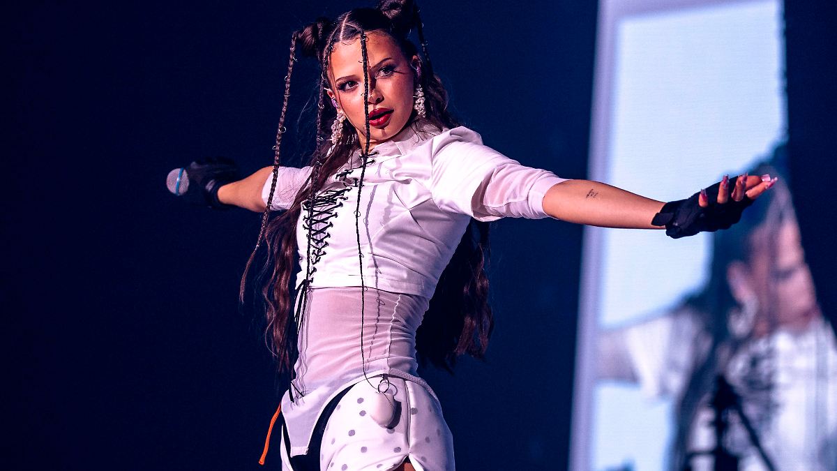 Nina Chuba machte sich auf der Bühne in die Hose