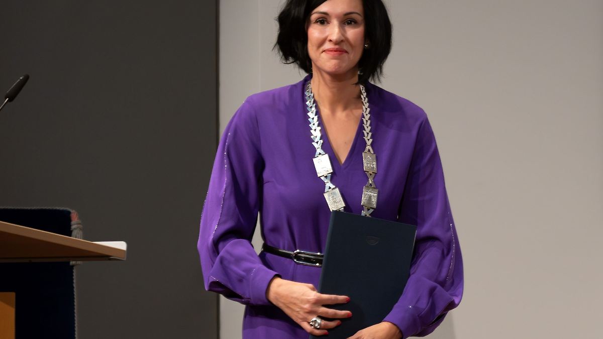 Berlin & Brandenburg: "Haltung und Herz": Oberbürgermeisterin ins Amt eingeführt