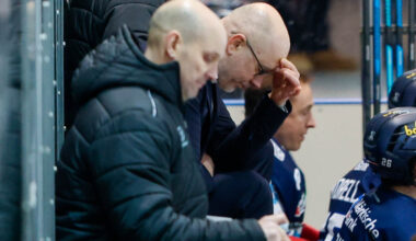 0:4! "Torlos-Roosters" befinden sich weiter im freien Fall - Adler Matthias Plachta knackt die 500 Scorerpunkte, Iserlohns Daniel Fischbuch für 700 DEL-Spiele geehrt