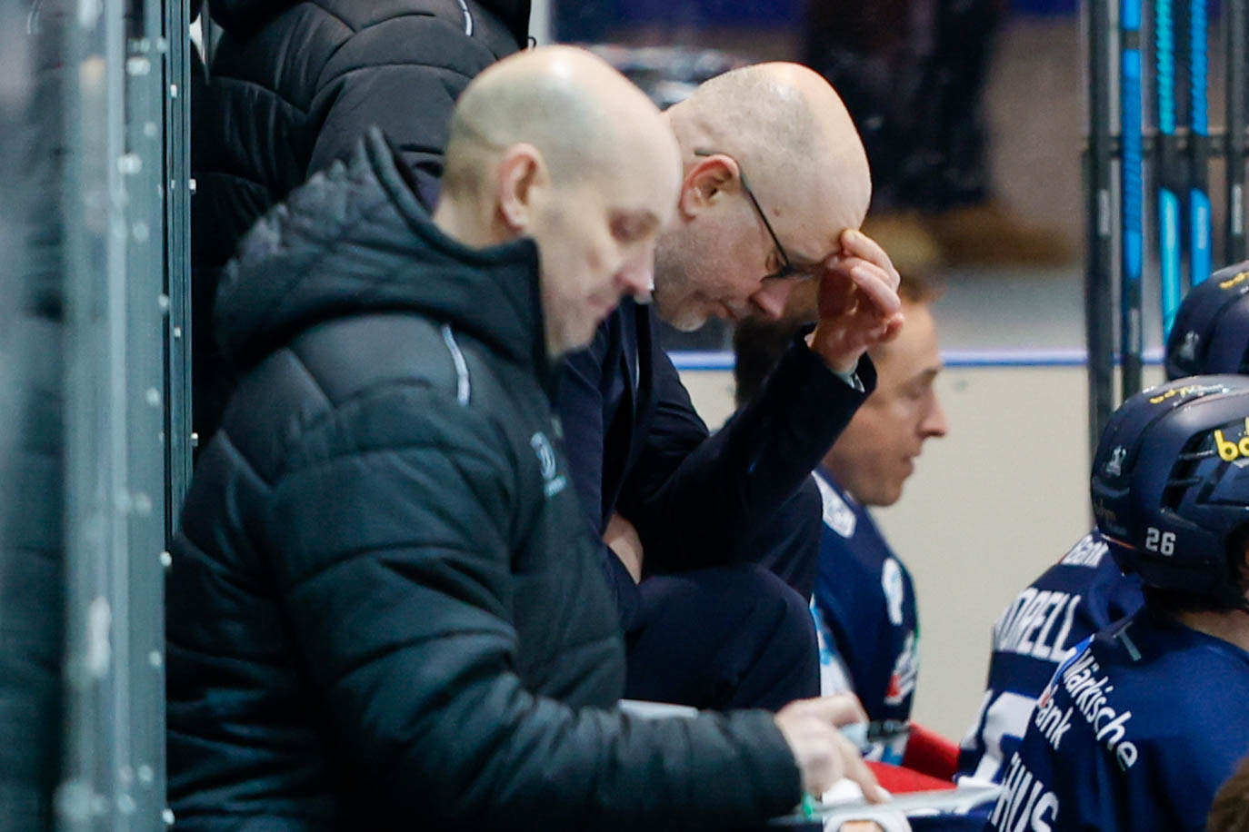 0:4! "Torlos-Roosters" befinden sich weiter im freien Fall - Adler Matthias Plachta knackt die 500 Scorerpunkte, Iserlohns Daniel Fischbuch für 700 DEL-Spiele geehrt