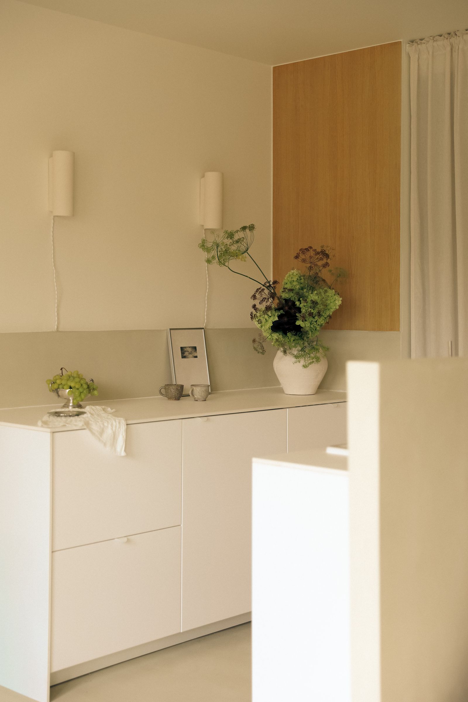 In der Küche setzt ein Blumenarrangement von Yurika Moriya einen grünen Akzent. Keramikvase und Baumwollhandtücher von...