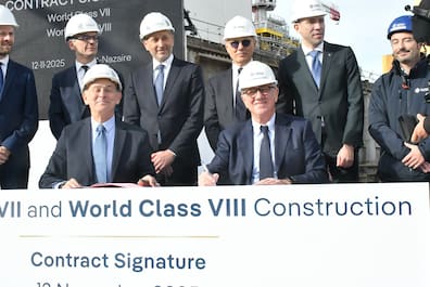 Unterzeichnung für einen der größten Aufträge in der Geschichte der Kreuzfahrt. Reeder Pierfrancesco Vago (rechts) und Werftchef Laurent Castaing bei Chantiers de l' Atlantique in St. Nazaire.