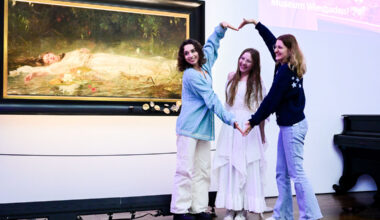 Pop, Jugendstil und 200 Swifties: Ophelia erwacht im Museum Wiesbaden