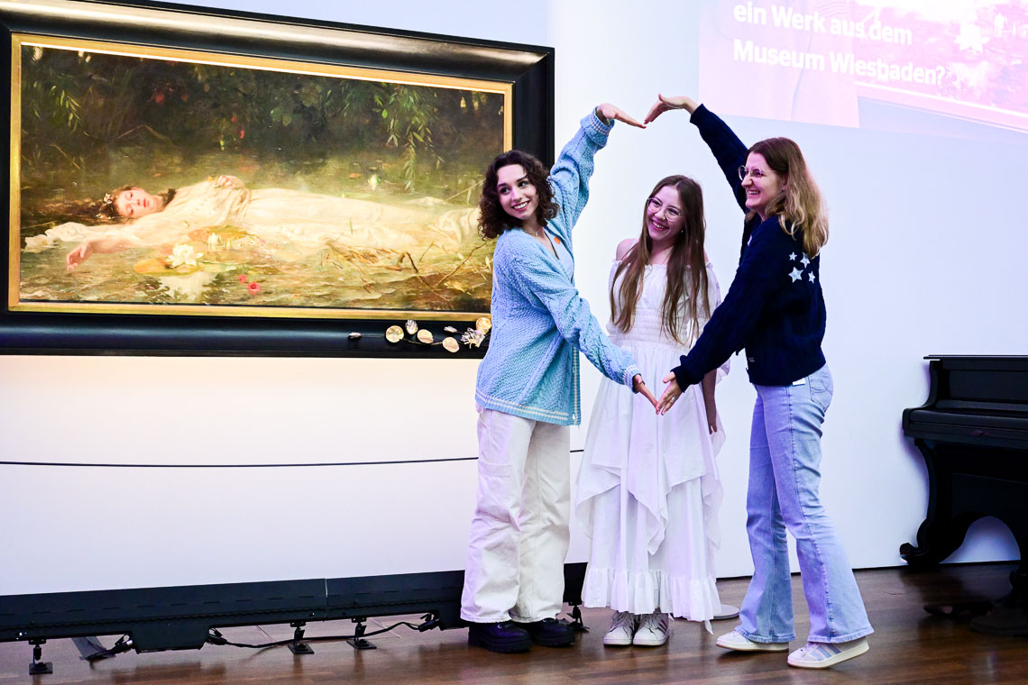 Pop, Jugendstil und 200 Swifties: Ophelia erwacht im Museum Wiesbaden