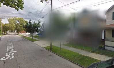 Bild aus einer Straße mit einem verschwommenen Grundstück.