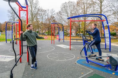Laufguide Mathis Brandt (23, links) von Running City Tours ist unterwegs mit KN-Reporter Moritz Krüger joggend die Stadt zu entdecken. Auch der Outdoor-Fitness-Parcours an der Feldstraße neben der St. Heinrich Kirche ist eine Stippvisite wert.
