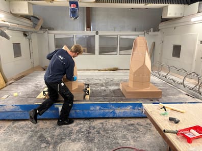 Ein Mitarbeiter von Knierim arbeitet am Prototypen einer U-Boot-Drohne vom Typ "Ranger".  