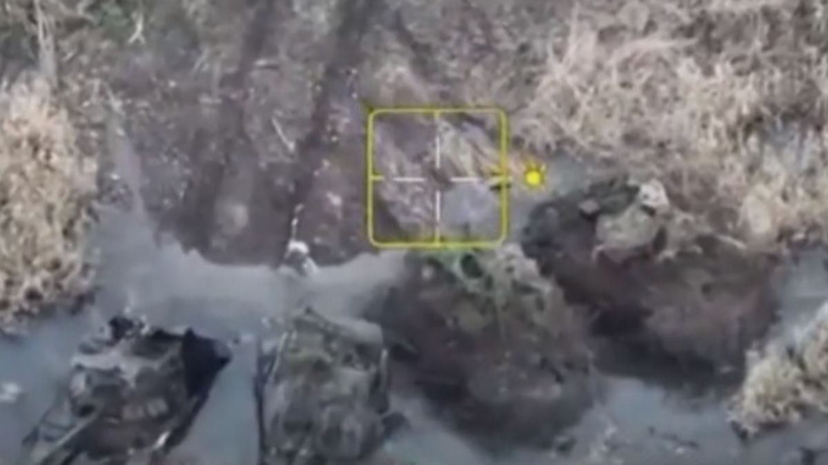 Leichtes Ziel für Ukraine-Angriff: Fünf russische Panzer bleiben in Fluss stecken