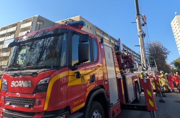 FW Dresden: Rettung aus Baustelle und Fahrzeugbrand