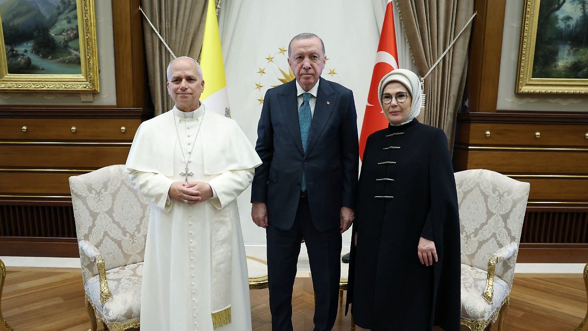 Erste Auslandsreise des Pontifex: Papst Leo fasst Erdogan mit Samthandschuhen an