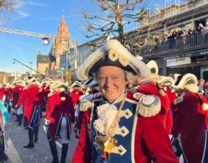 Christian Vahl in der Uniform der Mainzer Prinzengarde an Rosenmontag 2025. - Foto: gik
