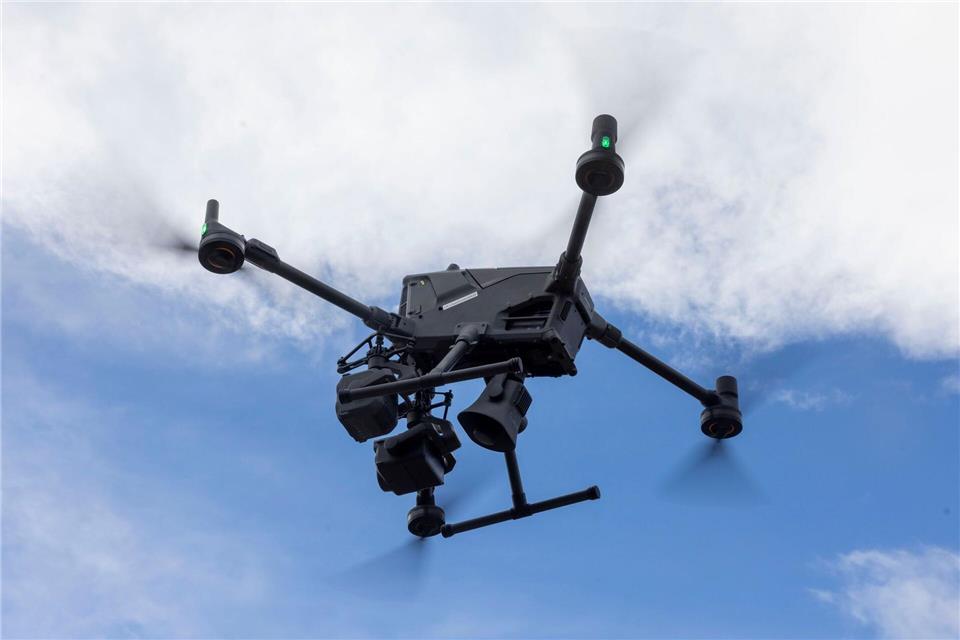 Rund zehn Kilogramm schwer ist das fliegende Auge mit den anmontierten Zusatzgeräten wie Spezialkamera, Scheinwerfer und Lautsprecher. (Archivbild)Helmut Fricke/dpa