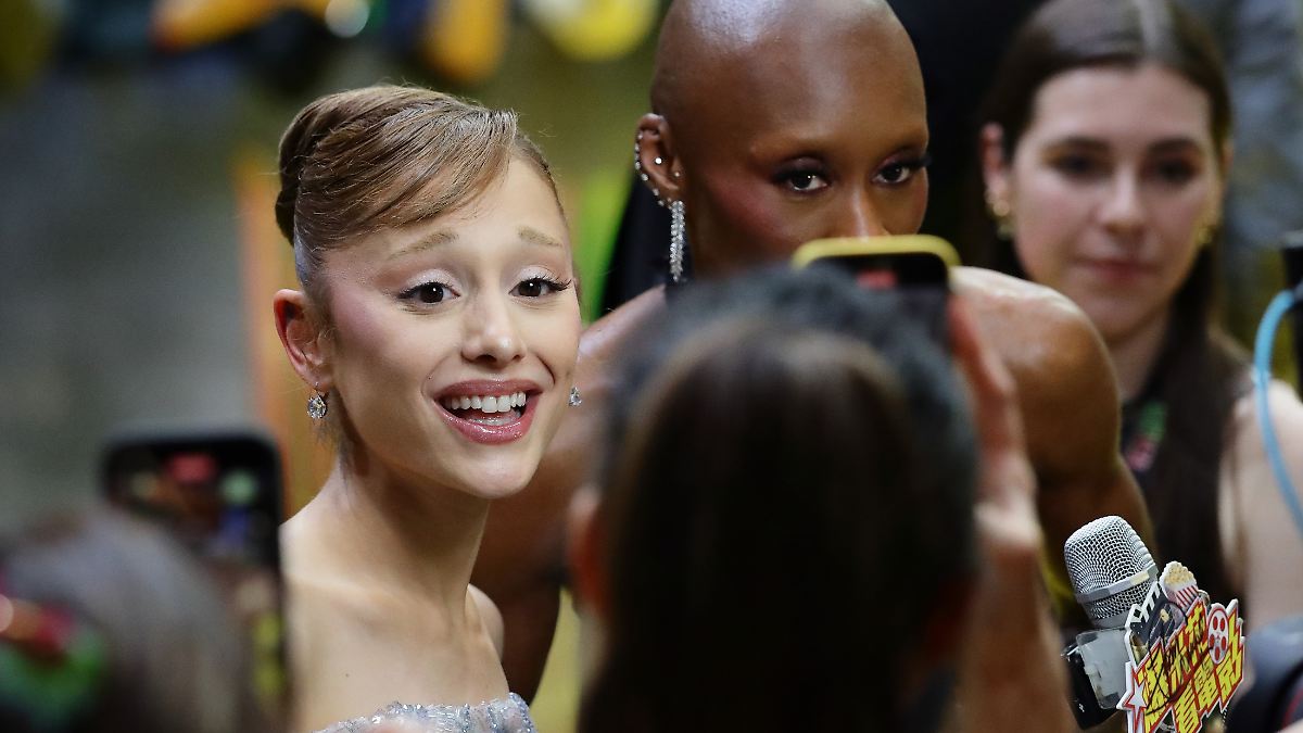 Bei Filmpremiere bedrängt: Influencer wegen Attacke auf Ariana Grande abgeschoben