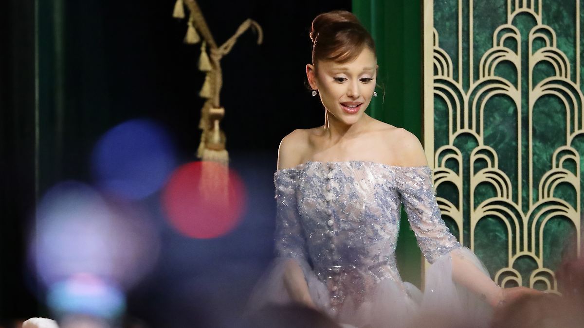 Kollegin eilt zur Hilfe: Mann greift Ariana Grande bei "Wicked"-Premiere an