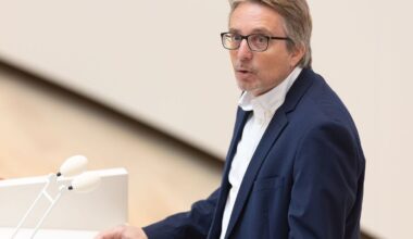 Die SPD will am für Mittwoch geplanten Hauptausschuss festhalten. (Archivbild)