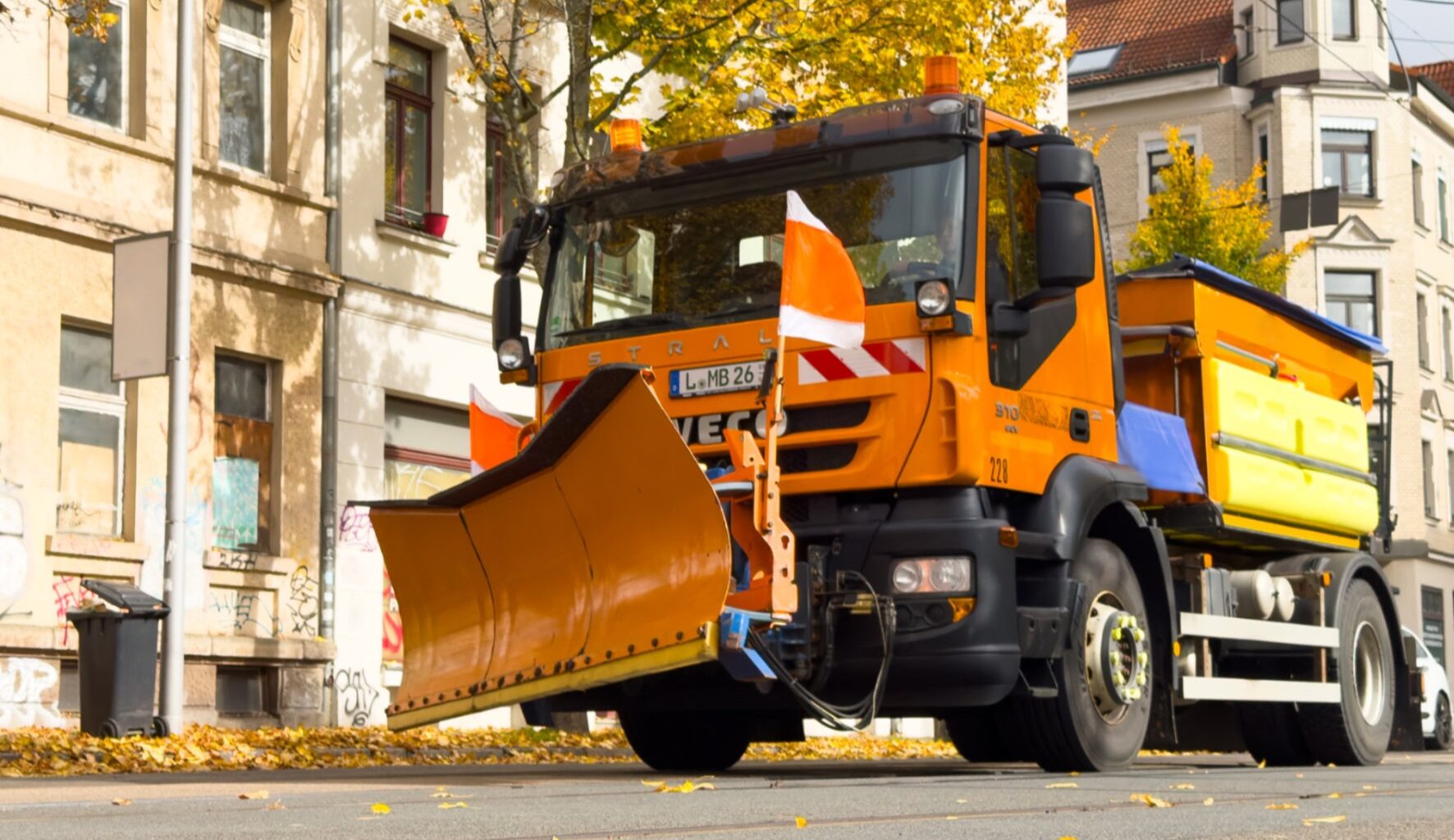 Ein Räumfahrzeug auf der Straße