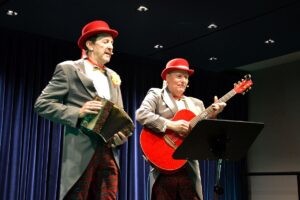 Musikalischer Streifzug durchs Land der Satire: Die Alternativen Bänkelsänger Wolfgang Heitz und Klaus Eckert. - Foto: gik